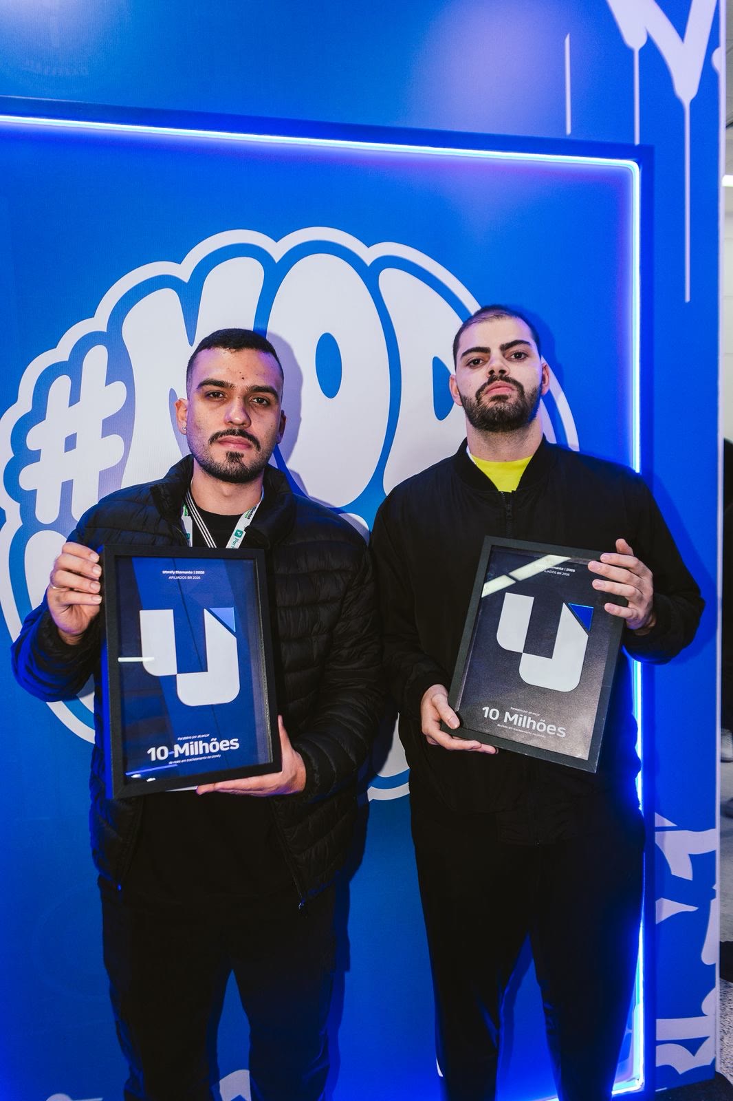 Two media buyers holding Utmify Diamond awards for R$10 million tracked
